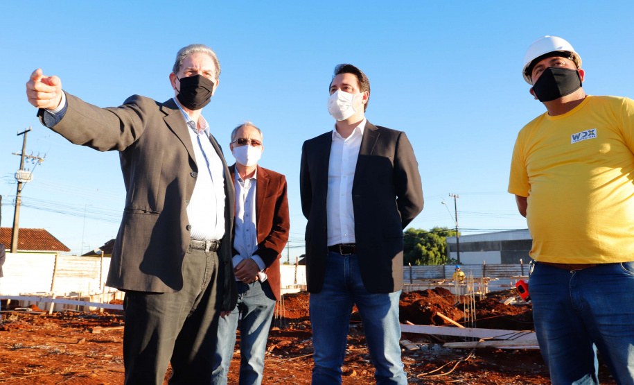 Um grave e antigo problema do trânsito de Arapongas, na Região Norte, será resolvido. O governador Carlos Massa Ratinho Junior esteve no município nesta quinta-feira (28) e confirmou a construção do Contorno Norte da cidade, obra esperada há anos pela população da região. A ordem de serviço foi assinada durante evento realizado na prefeitura. O investimento previsto é de R$ 121,7 milhões e será feito pela empresa que administra o trecho, respeitando o contrato de concessão da BR-369.