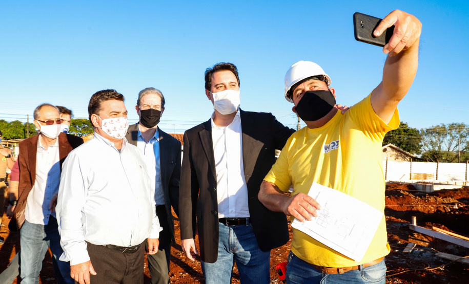 Um grave e antigo problema do trânsito de Arapongas, na Região Norte, será resolvido. O governador Carlos Massa Ratinho Junior esteve no município nesta quinta-feira (28) e confirmou a construção do Contorno Norte da cidade, obra esperada há anos pela população da região. A ordem de serviço foi assinada durante evento realizado na prefeitura. O investimento previsto é de R$ 121,7 milhões e será feito pela empresa que administra o trecho, respeitando o contrato de concessão da BR-369.