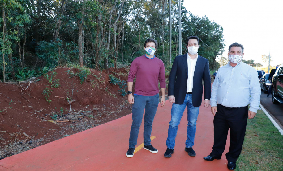 Um grave e antigo problema do trânsito de Arapongas, na Região Norte, será resolvido. O governador Carlos Massa Ratinho Junior esteve no município nesta quinta-feira (28) e confirmou a construção do Contorno Norte da cidade, obra esperada há anos pela população da região. A ordem de serviço foi assinada durante evento realizado na prefeitura. O investimento previsto é de R$ 121,7 milhões e será feito pela empresa que administra o trecho, respeitando o contrato de concessão da BR-369.