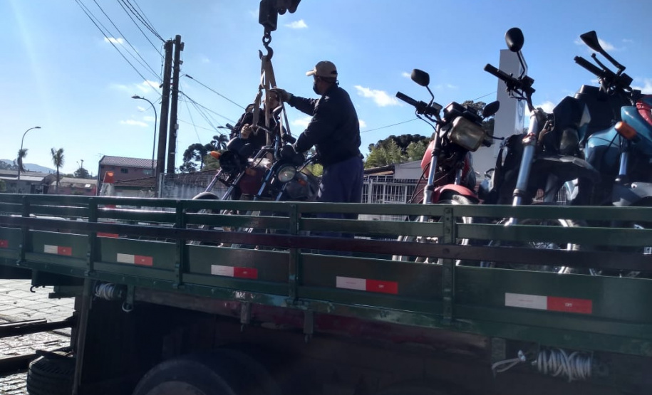 SESP retira todos os veículos do pátio da Delegacia de Piraquara. Foto:SESP