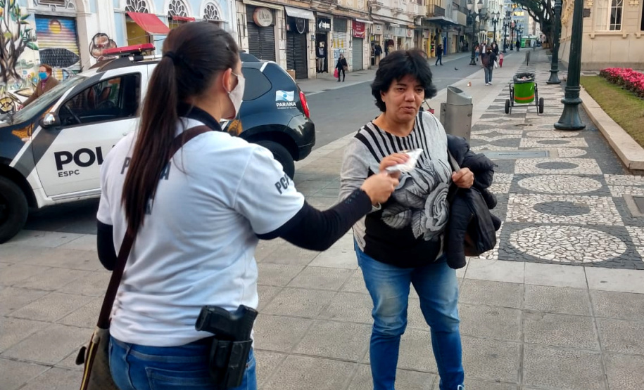 Polícia Civil distribui máscaras e orienta a população em Curitiba. Foto:PCPR