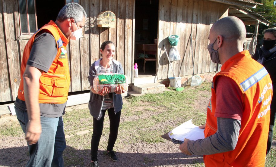 Cesta Básica Defesa Civil faz entrega de cestas básicas na cidade de Agudos do Sul. Foto: Ari Dias/AEN