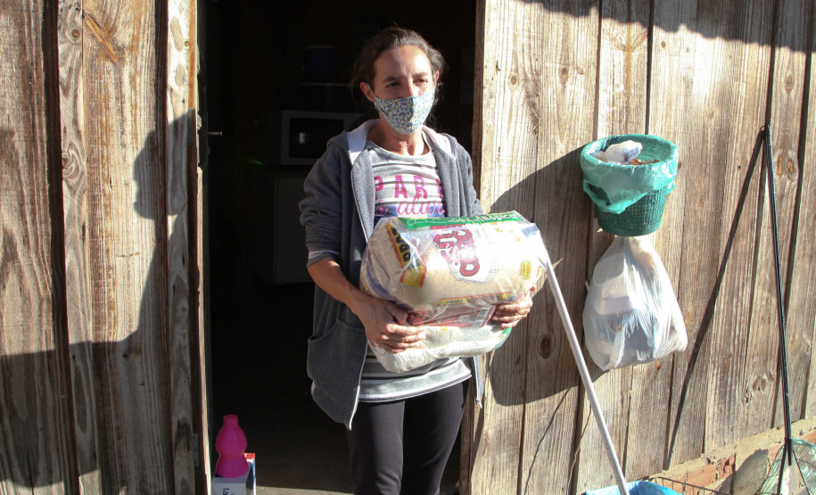 Cesta Básica Defesa Civil faz entrega de cestas básicas na cidade de Agudos do Sul. Foto: Ari Dias/AEN