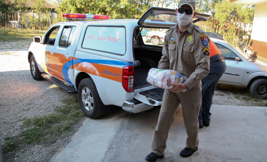 Cesta Básica Defesa Civil faz entrega de cestas básicas na cidade de Agudos do Sul. Foto: Ari Dias/AEN