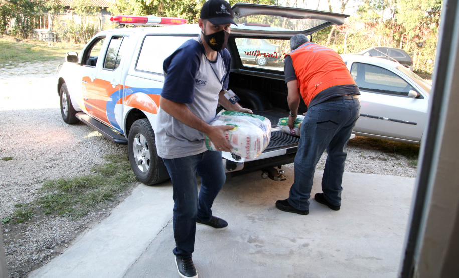 Cesta Básica Defesa Civil faz entrega de cestas básicas na cidade de Agudos do Sul. Foto: Ari Dias/AEN