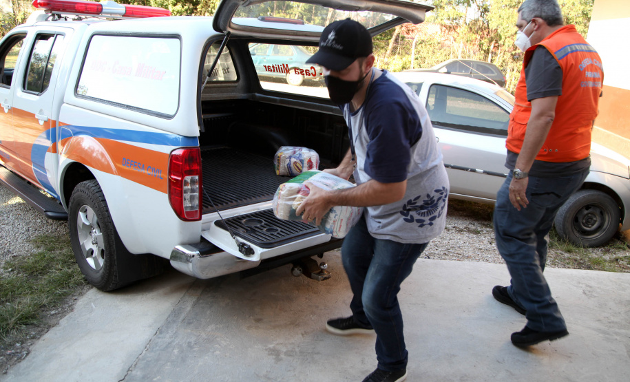 Cesta Básica Defesa Civil faz entrega de cestas básicas na cidade de Agudos do Sul. Foto: Ari Dias/AEN