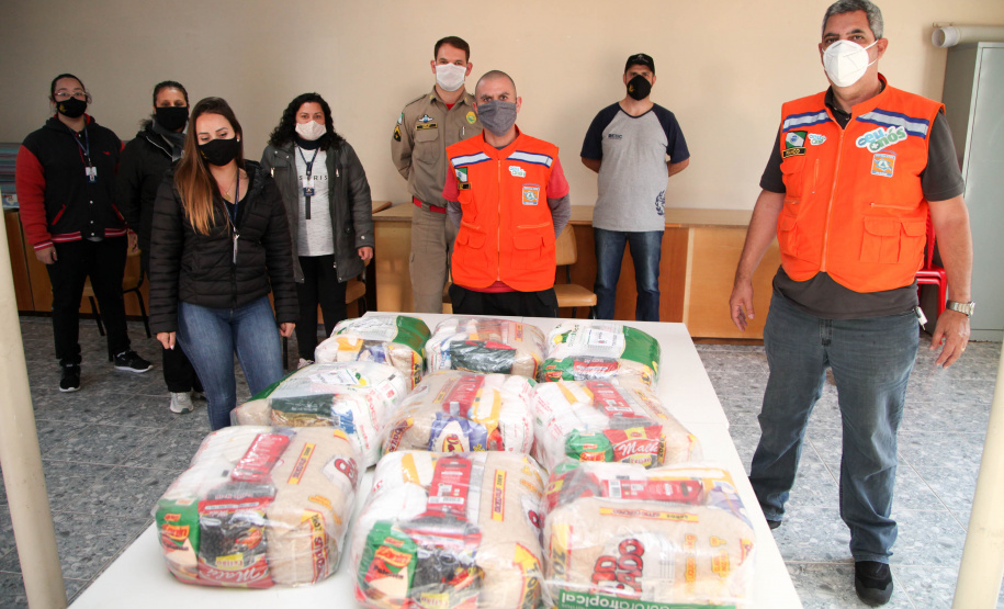 Cesta Básica Defesa Civil faz entrega de cestas básicas na cidade de Agudos do Sul. Foto: Ari Dias/AEN