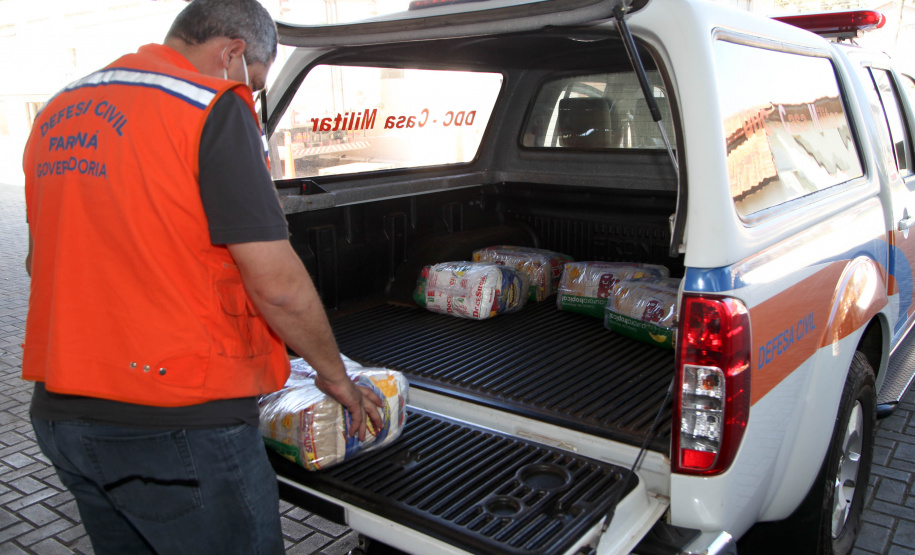 Cesta Básica Defesa Civil faz entrega de cestas básicas na cidade de Agudos do Sul. Foto: Ari Dias/AEN