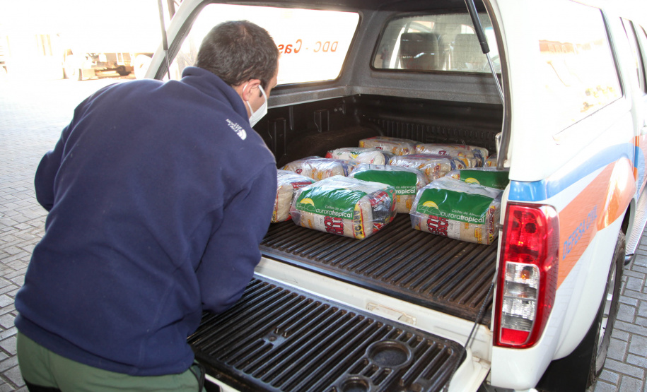 Cesta Básica Defesa Civil faz entrega de cestas básicas na cidade de Agudos do Sul. Foto: Ari Dias/AEN