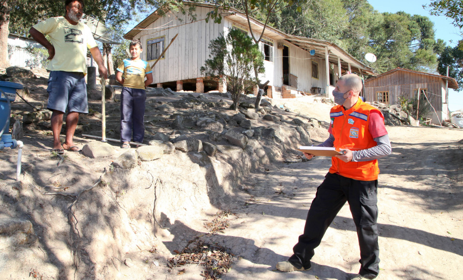 Cesta Básica Defesa Civil faz entrega de cestas básicas na cidade de Agudos do Sul. Foto: Ari Dias/AEN