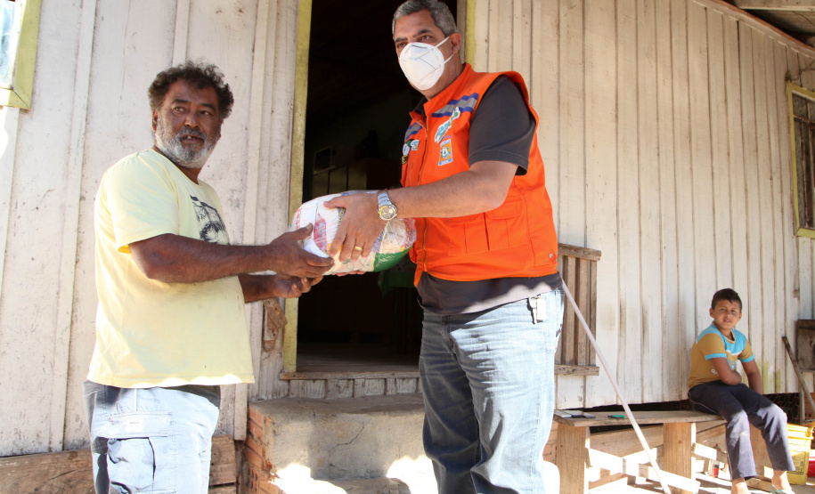 Cesta Básica Defesa Civil faz entrega de cestas básicas na cidade de Agudos do Sul. Foto: Ari Dias/AEN