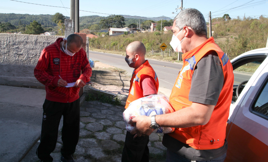 Cesta Básica Defesa Civil faz entrega de cestas básicas na cidade de Agudos do Sul. Foto: Ari Dias/AEN