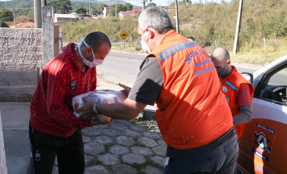 Cesta Básica Defesa Civil faz entrega de cestas básicas na cidade de Agudos do Sul. Foto: Ari Dias/AEN