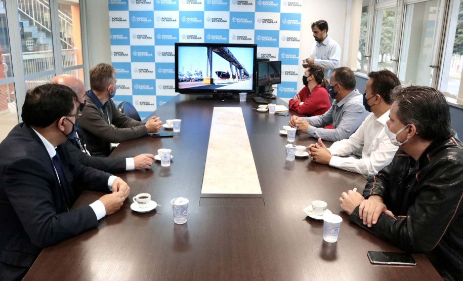 Nesta segunda-feira (01), o superintendente estadual dos Correios no Paraná, Paulo Cezar Kremer dos Santos, visitou o Terminal de Contêineres de Paranaguá (TCP) e se reuniu com o presidente da Portos do Paraná, Luiz Fernando Garcia. Foto: Claudio Neves/Portos do Paraná