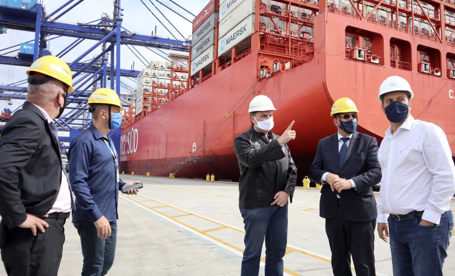 Nesta segunda-feira (01), o superintendente estadual dos Correios no Paraná, Paulo Cezar Kremer dos Santos, visitou o Terminal de Contêineres de Paranaguá (TCP) e se reuniu com o presidente da Portos do Paraná, Luiz Fernando Garcia. Foto: Claudio Neves/Portos do Paraná