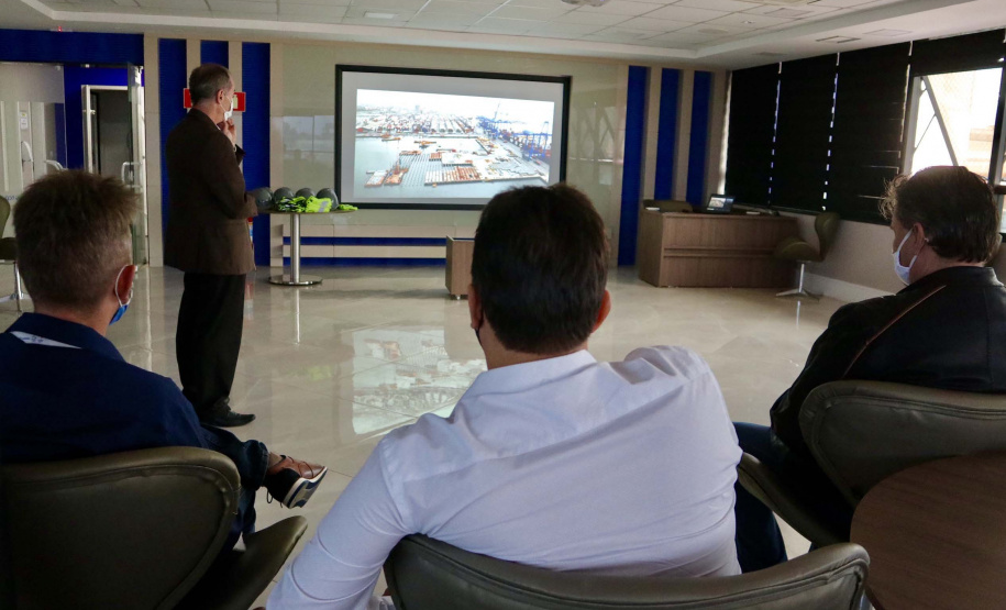 Nesta segunda-feira (01), o superintendente estadual dos Correios no Paraná, Paulo Cezar Kremer dos Santos, visitou o Terminal de Contêineres de Paranaguá (TCP) e se reuniu com o presidente da Portos do Paraná, Luiz Fernando Garcia. Foto: Claudio Neves/Portos do Paraná