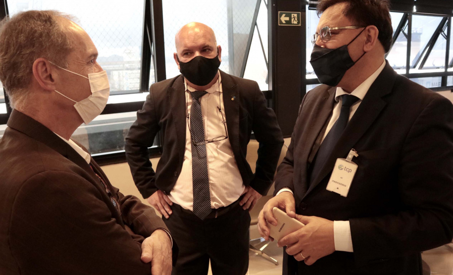 Nesta segunda-feira (01), o superintendente estadual dos Correios no Paraná, Paulo Cezar Kremer dos Santos, visitou o Terminal de Contêineres de Paranaguá (TCP) e se reuniu com o presidente da Portos do Paraná, Luiz Fernando Garcia. Foto: Claudio Neves/Portos do Paraná