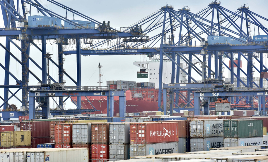 Nesta segunda-feira (01), o superintendente estadual dos Correios no Paraná, Paulo Cezar Kremer dos Santos, visitou o Terminal de Contêineres de Paranaguá (TCP) e se reuniu com o presidente da Portos do Paraná, Luiz Fernando Garcia. Foto: Claudio Neves/Portos do Paraná