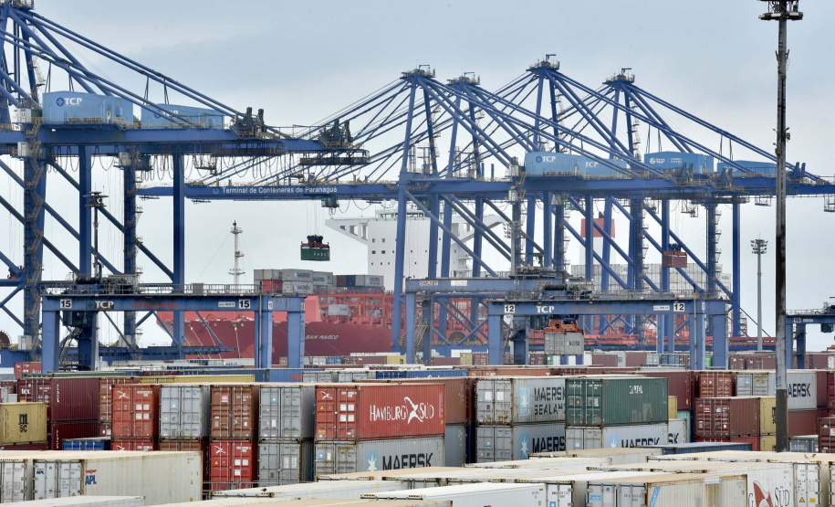 Nesta segunda-feira (01), o superintendente estadual dos Correios no Paraná, Paulo Cezar Kremer dos Santos, visitou o Terminal de Contêineres de Paranaguá (TCP) e se reuniu com o presidente da Portos do Paraná, Luiz Fernando Garcia. Foto: Claudio Neves/Portos do Paraná