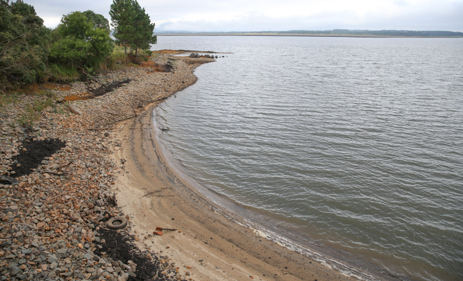 Barragem Irai Barragem do Iraí - Construída entre os Municípios de Pinhais e Piraquara, Paraná, a barragem do Rio Iraí destina-se ao abastecimento de água da região metropolitana de Curitiba. 07/04/2020 - Foto: Geraldo Bubniak/AEN