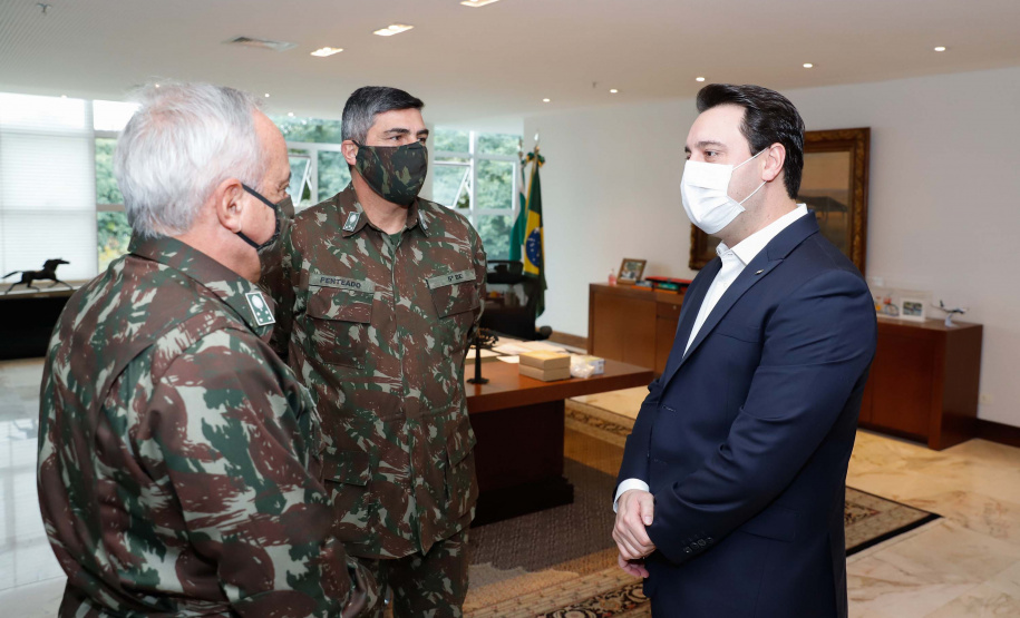 O governador Carlos Massa Ratinho Junior recebeu nesta terça-feira (02), no Palácio Iguaçu, o novo comandante militar do Sul do Exército Brasileiro, general Valério Stumpf. No encontro, o governador apresentou uma proposta de parceria do Exército para a elaboração de projetos estruturantes do Estado.