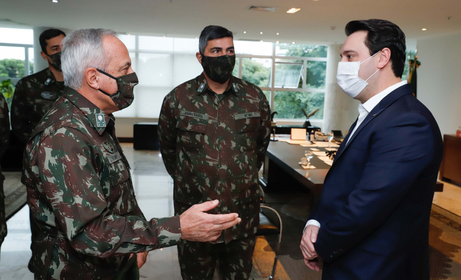 O governador Carlos Massa Ratinho Junior recebeu nesta terça-feira (02), no Palácio Iguaçu, o novo comandante militar do Sul do Exército Brasileiro, general Valério Stumpf. No encontro, o governador apresentou uma proposta de parceria do Exército para a elaboração de projetos estruturantes do Estado.