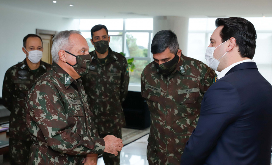 O governador Carlos Massa Ratinho Junior recebeu nesta terça-feira (02), no Palácio Iguaçu, o novo comandante militar do Sul do Exército Brasileiro, general Valério Stumpf. No encontro, o governador apresentou uma proposta de parceria do Exército para a elaboração de projetos estruturantes do Estado.