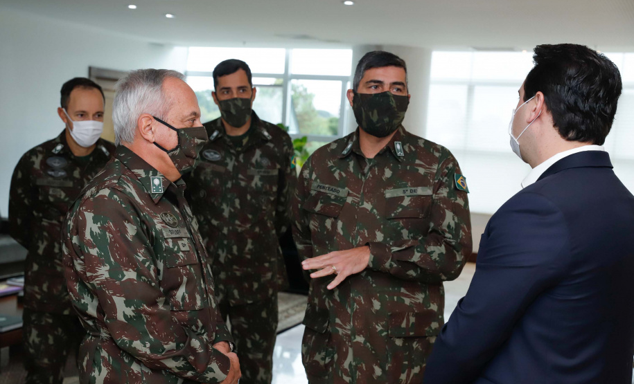 O governador Carlos Massa Ratinho Junior recebeu nesta terça-feira (02), no Palácio Iguaçu, o novo comandante militar do Sul do Exército Brasileiro, general Valério Stumpf. No encontro, o governador apresentou uma proposta de parceria do Exército para a elaboração de projetos estruturantes do Estado.