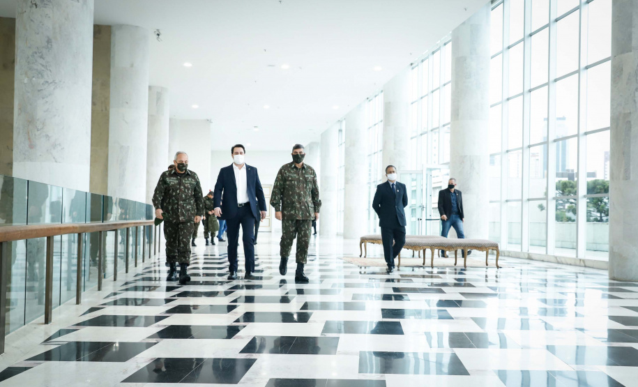 O governador Carlos Massa Ratinho Junior recebeu nesta terça-feira (02), no Palácio Iguaçu, o novo comandante militar do Sul do Exército Brasileiro, general Valério Stumpf. No encontro, o governador apresentou uma proposta de parceria do Exército para a elaboração de projetos estruturantes do Estado.