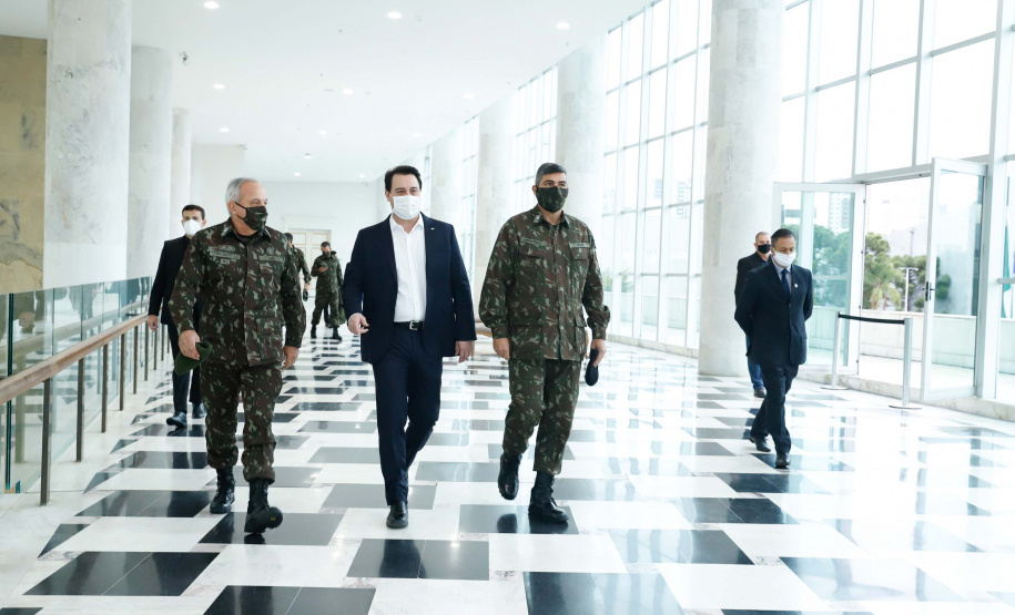 O governador Carlos Massa Ratinho Junior recebeu nesta terça-feira (02), no Palácio Iguaçu, o novo comandante militar do Sul do Exército Brasileiro, general Valério Stumpf. No encontro, o governador apresentou uma proposta de parceria do Exército para a elaboração de projetos estruturantes do Estado.