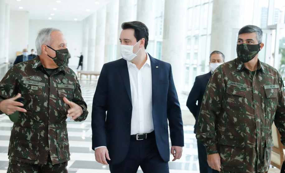 O governador Carlos Massa Ratinho Junior recebeu nesta terça-feira (02), no Palácio Iguaçu, o novo comandante militar do Sul do Exército Brasileiro, general Valério Stumpf. No encontro, o governador apresentou uma proposta de parceria do Exército para a elaboração de projetos estruturantes do Estado.