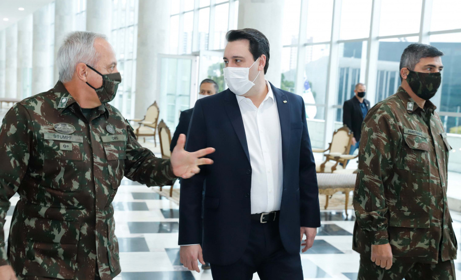 O governador Carlos Massa Ratinho Junior recebeu nesta terça-feira (02), no Palácio Iguaçu, o novo comandante militar do Sul do Exército Brasileiro, general Valério Stumpf. No encontro, o governador apresentou uma proposta de parceria do Exército para a elaboração de projetos estruturantes do Estado.