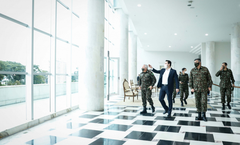 O governador Carlos Massa Ratinho Junior recebeu nesta terça-feira (02), no Palácio Iguaçu, o novo comandante militar do Sul do Exército Brasileiro, general Valério Stumpf. No encontro, o governador apresentou uma proposta de parceria do Exército para a elaboração de projetos estruturantes do Estado.