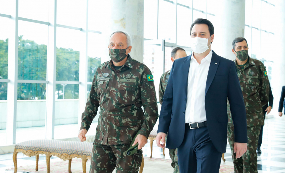 O governador Carlos Massa Ratinho Junior recebeu nesta terça-feira (02), no Palácio Iguaçu, o novo comandante militar do Sul do Exército Brasileiro, general Valério Stumpf. No encontro, o governador apresentou uma proposta de parceria do Exército para a elaboração de projetos estruturantes do Estado.