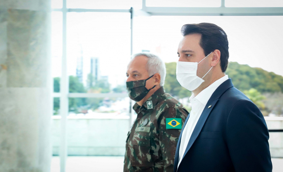 O governador Carlos Massa Ratinho Junior recebeu nesta terça-feira (02), no Palácio Iguaçu, o novo comandante militar do Sul do Exército Brasileiro, general Valério Stumpf. No encontro, o governador apresentou uma proposta de parceria do Exército para a elaboração de projetos estruturantes do Estado.