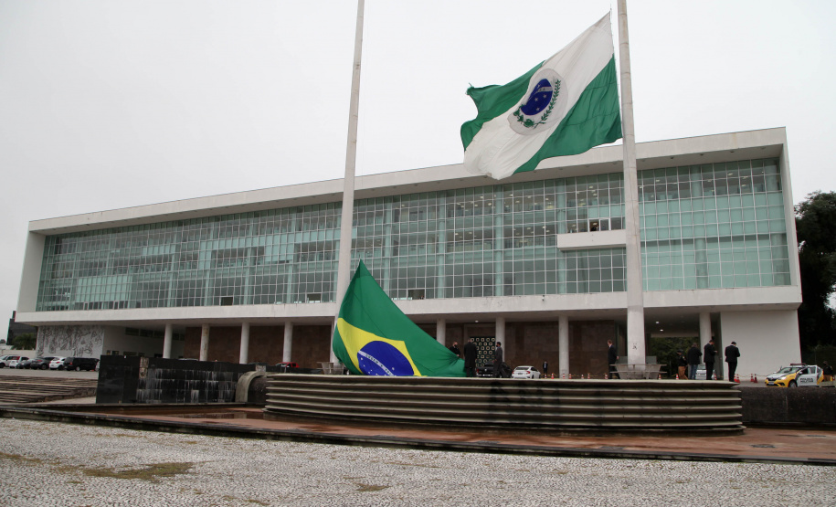 Ato de vandalismo na noite de segunda-feira exigiu a troca da bandeira, que foi instalada na tarde desta terça-feira (02), após remoção de pichações e conserto do mecanismo de hasteamento.
. Foto: Ari Dias/AEN