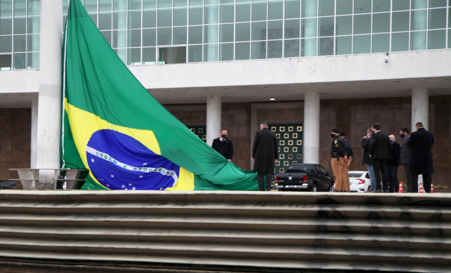 Ato de vandalismo na noite de segunda-feira exigiu a troca da bandeira, que foi instalada na tarde desta terça-feira (02), após remoção de pichações e conserto do mecanismo de hasteamento.
Foto: Ari Dias/AEN