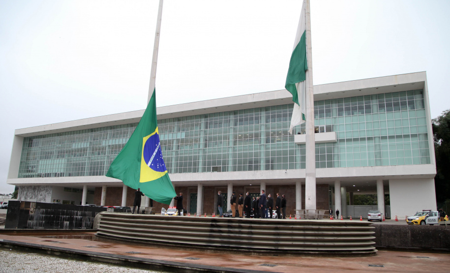 Ato de vandalismo na noite de segunda-feira exigiu a troca da bandeira, que foi instalada na tarde desta terça-feira (02), após remoção de pichações e conserto do mecanismo de hasteamento.
 Foto: Ari Dias/AEN