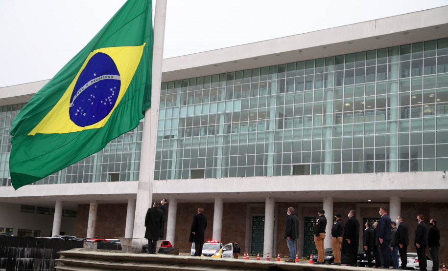 Ato de vandalismo na noite de segunda-feira exigiu a troca da bandeira, que foi instalada na tarde desta terça-feira (02), após remoção de pichações e conserto do mecanismo de hasteamento.
 Foto: Ari Dias/AEN