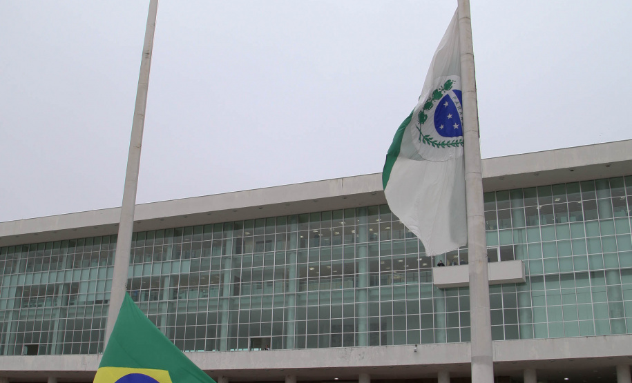 Ato de vandalismo na noite de segunda-feira exigiu a troca da bandeira, que foi instalada na tarde desta terça-feira (02), após remoção de pichações e conserto do mecanismo de hasteamento.
 Foto: Ari Dias/AEN