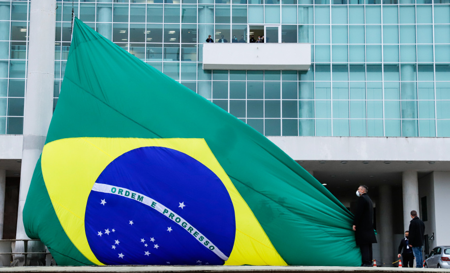 Ato de vandalismo na noite de segunda-feira exigiu a troca da bandeira, que foi instalada na tarde desta terça-feira (02), após remoção de pichações e conserto do mecanismo de hasteamento.