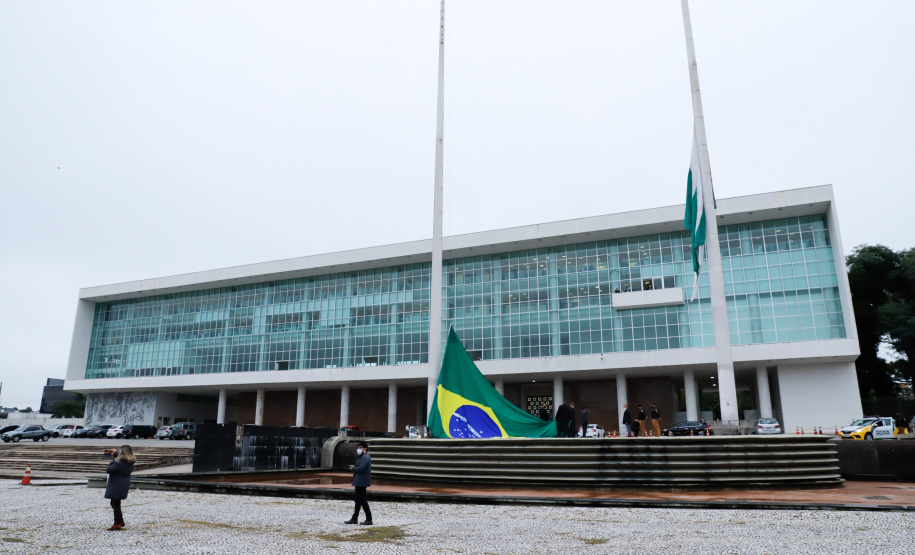 Ato de vandalismo na noite de segunda-feira exigiu a troca da bandeira, que foi instalada na tarde desta terça-feira (02), após remoção de pichações e conserto do mecanismo de hasteamento.