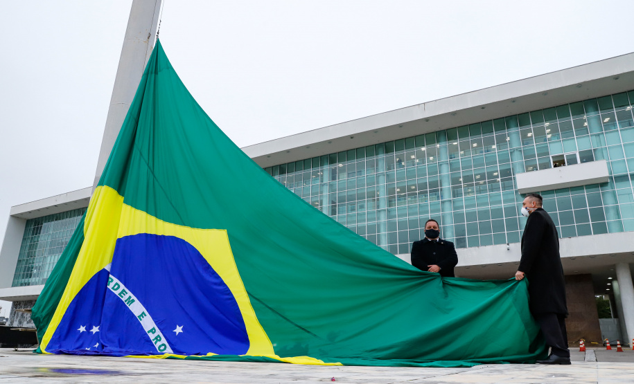 Ato de vandalismo na noite de segunda-feira exigiu a troca da bandeira, que foi instalada na tarde desta terça-feira (02), após remoção de pichações e conserto do mecanismo de hasteamento.