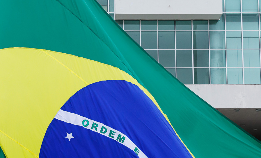 Ato de vandalismo na noite de segunda-feira exigiu a troca da bandeira, que foi instalada na tarde desta terça-feira (02), após remoção de pichações e conserto do mecanismo de hasteamento.
