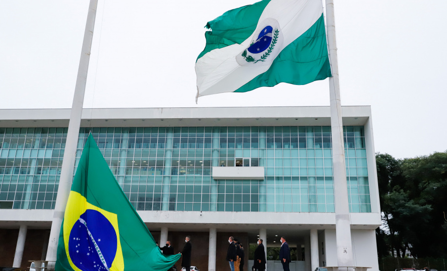 Ato de vandalismo na noite de segunda-feira exigiu a troca da bandeira, que foi instalada na tarde desta terça-feira (02), após remoção de pichações e conserto do mecanismo de hasteamento.
