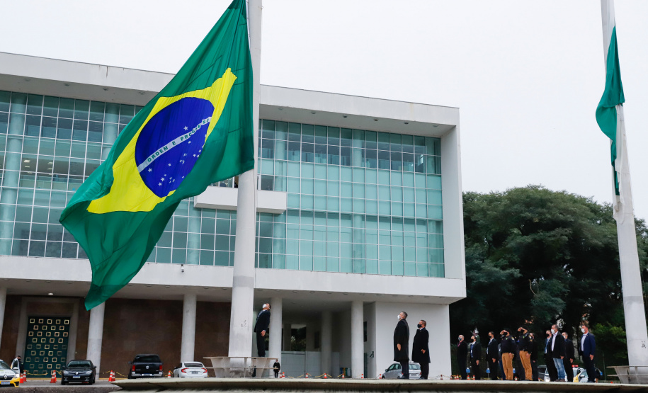 Ato de vandalismo na noite de segunda-feira exigiu a troca da bandeira, que foi instalada na tarde desta terça-feira (02), após remoção de pichações e conserto do mecanismo de hasteamento.