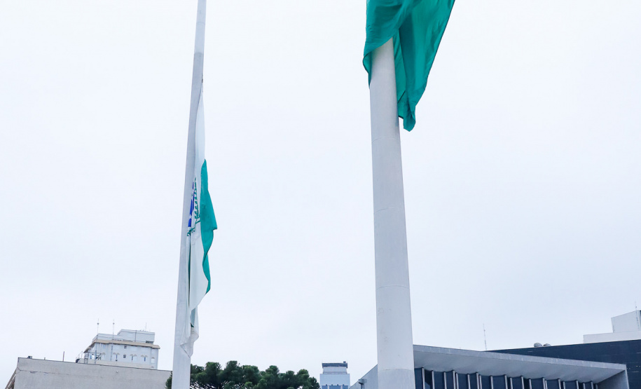 Ato de vandalismo na noite de segunda-feira exigiu a troca da bandeira, que foi instalada na tarde desta terça-feira (02), após remoção de pichações e conserto do mecanismo de hasteamento.