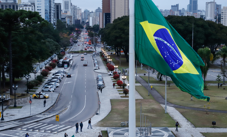 Ato de vandalismo na noite de segunda-feira exigiu a troca da bandeira, que foi instalada na tarde desta terça-feira (02), após remoção de pichações e conserto do mecanismo de hasteamento.