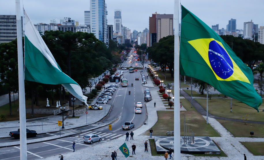 Ato de vandalismo na noite de segunda-feira exigiu a troca da bandeira, que foi instalada na tarde desta terça-feira (02), após remoção de pichações e conserto do mecanismo de hasteamento.