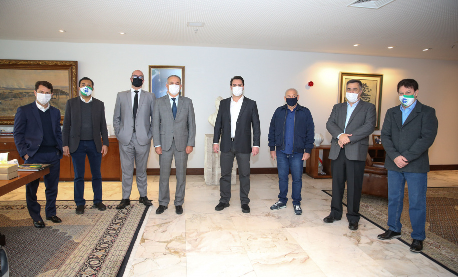 O Governador Carlos Massa Ratinho Junior em reuniao nesta quarta-feira (03/06),  com  Superintendente Geral do Hospital Erasto Gaertner, Adriano Lago, Secretário de Estado da Saude, Beto Preto e deputados no Palácio Iguaçu.  Curitiba, 03/06/2020 - Foto: Geraldo Bubniak/AEN